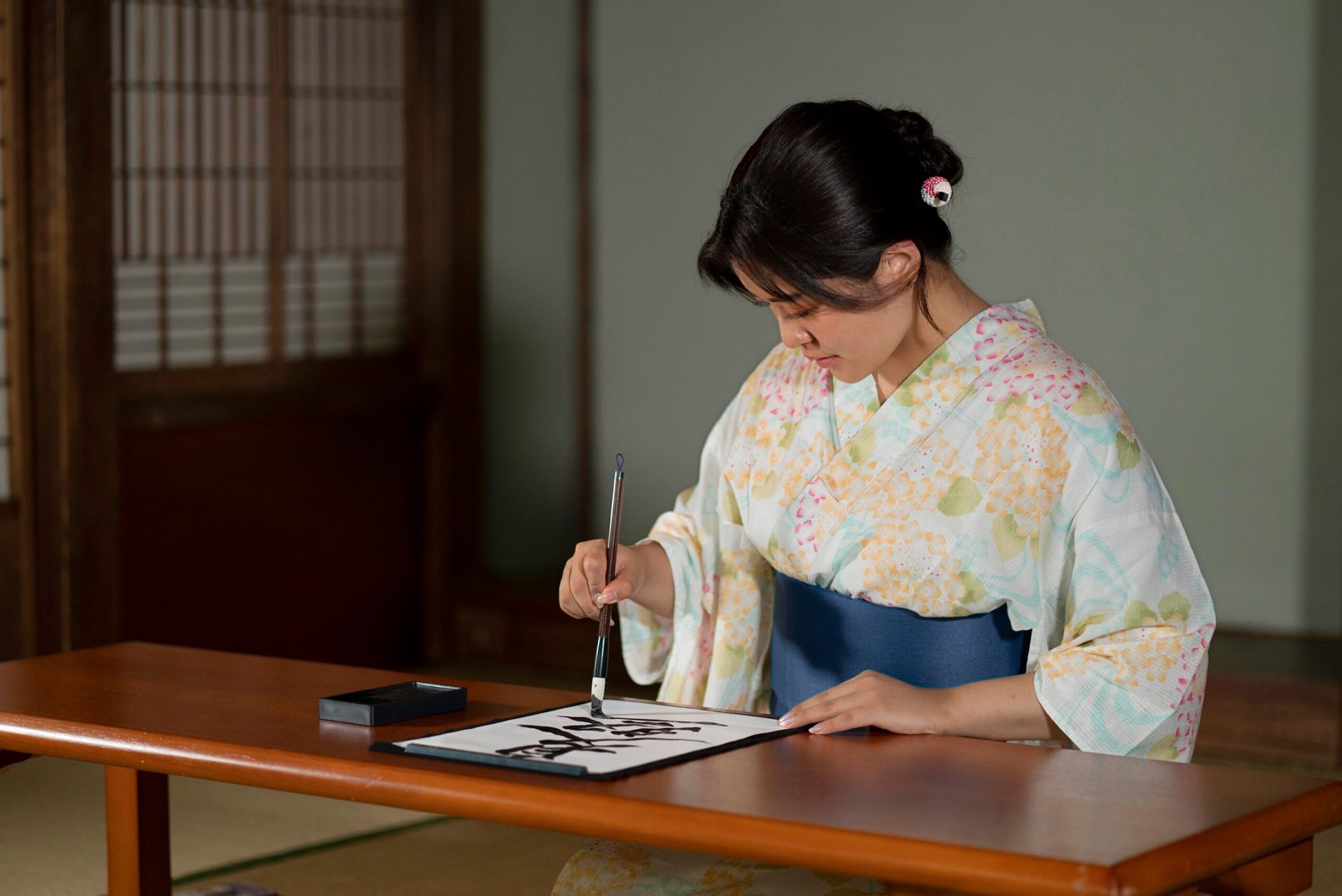 close-up-teacher-doing-japanese-calligraphy-called-shodo